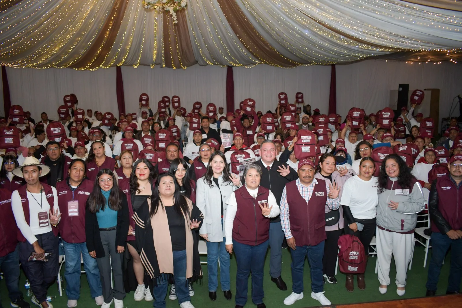 Acompañado de presidentes y secretarios de los comités de MORENA en Valle de Chalco